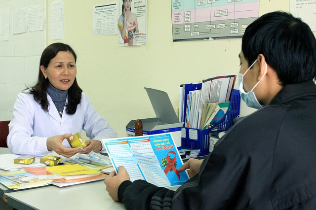 BHYT sẽ thanh toán đầy đủ các dịch vụ điều trị HIV/AIDS - Ảnh 1. BHYT sẽ thanh toán đầy đủ các dịch vụ điều trị HIV/AIDS - Ảnh 1.