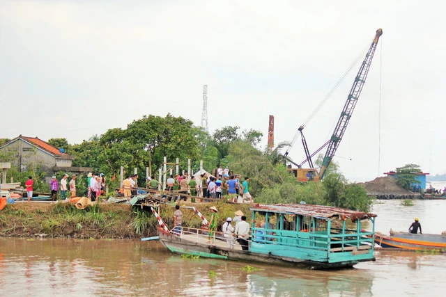 4 căn nhà trôi xuống sông Cổ Chiên giữa đêm - Ảnh 1. 4 căn nhà trôi xuống sông Cổ Chiên giữa đêm - Ảnh 1.