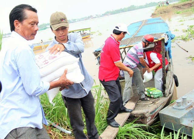 4 căn nhà trôi xuống sông Cổ Chiên giữa đêm - Ảnh 8. 4 căn nhà trôi xuống sông Cổ Chiên giữa đêm - Ảnh 8.