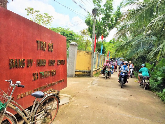 Nghi chủ hụi gom 20 tỉ bỏ trốn, hơn 100 người tụ tập đòi nợ - Ảnh 3. Nghi chủ hụi gom 20 tỉ bỏ trốn, hơn 100 người tụ tập đòi nợ - Ảnh 3.