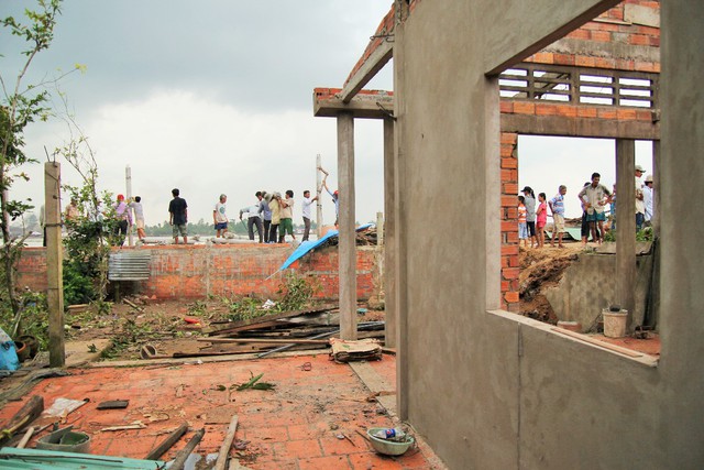4 căn nhà trôi xuống sông Cổ Chiên giữa đêm - Ảnh 6. 4 căn nhà trôi xuống sông Cổ Chiên giữa đêm - Ảnh 6.