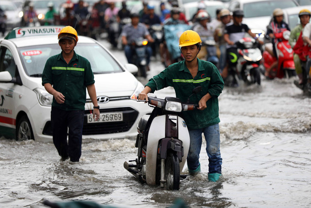 Siêu máy bơm rút sạch nước đường Nguyễn Hữu Cảnh sau 15 phút - Ảnh 14.