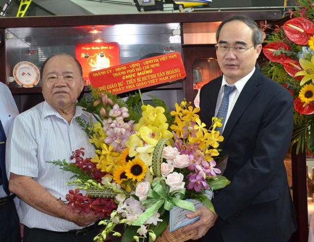 Bí thư Thành ủy TP.HCM chúc mừng nhà giáo lão thành - Ảnh 3. Bí thư Thành ủy TP.HCM chúc mừng nhà giáo lão thành - Ảnh 3.
