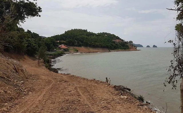 Ủi đường trái phép sát chân tháp hải đăng - Ảnh 1. Ủi đường trái phép sát chân tháp hải đăng - Ảnh 1.
