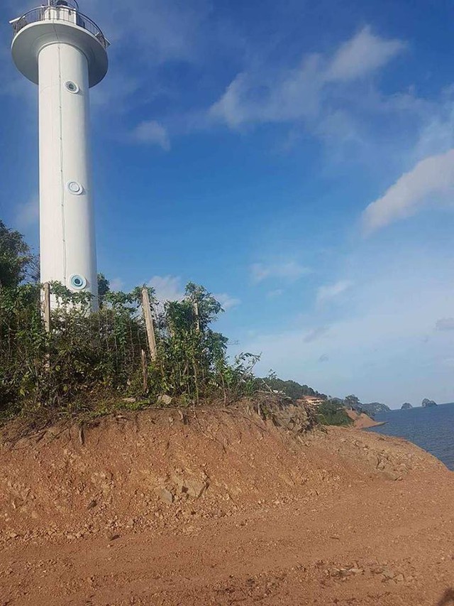 Ủi đường trái phép sát chân tháp hải đăng - Ảnh 2. Ủi đường trái phép sát chân tháp hải đăng - Ảnh 2.