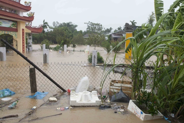Vào vùng rốn lũ Đại Lộc, hơn 4.000 nhà ngập sâu hơn 1m - Ảnh 15. Vào vùng rốn lũ Đại Lộc, hơn 4.000 nhà ngập sâu hơn 1m - Ảnh 15.