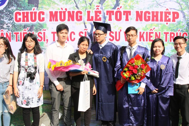 Trao bằng kiến trúc sư danh dự cho nữ sinh mất vì ung thư - Ảnh 1. Trao bằng kiến trúc sư danh dự cho nữ sinh mất vì ung thư - Ảnh 1.