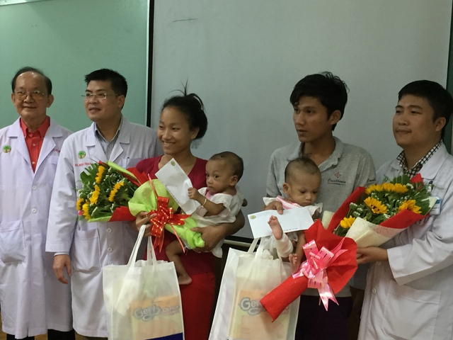 Ca song sinh dính nhau vùng cụt sắp được xuất viện - Ảnh 1. Ca song sinh dính nhau vùng cụt sắp được xuất viện - Ảnh 1.