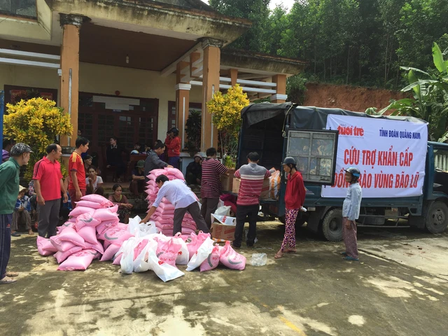 Hàng cứu trợ báo Tuổi Trẻ tới vùng lũ Phước Sơn - Ảnh 2. Hàng cứu trợ báo Tuổi Trẻ tới vùng lũ Phước Sơn - Ảnh 2.