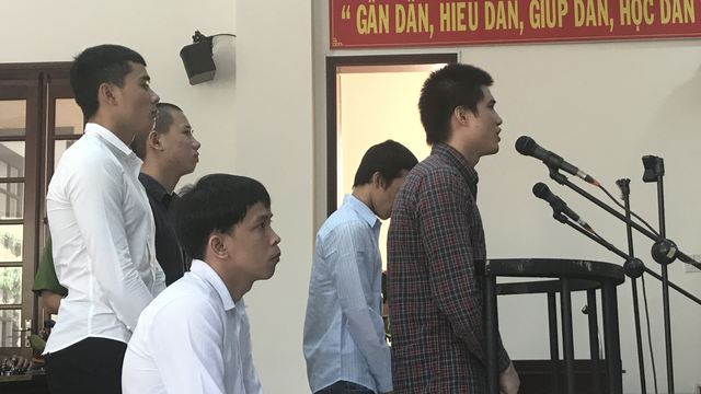 Vụ đòi tiền đánh bạc gian bị xử tội cướp: Mức án cao nhất 7 năm 3 tháng tù - Ảnh 1. Vụ đòi tiền đánh bạc gian bị xử tội cướp: Mức án cao nhất 7 năm 3 tháng tù - Ảnh 1.
