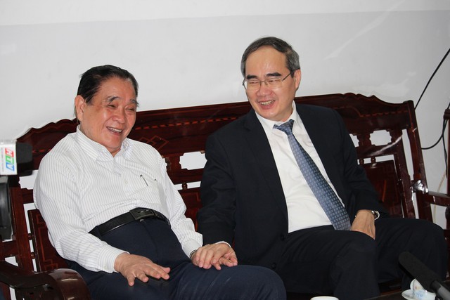 Bí thư Thành ủy TP.HCM chúc mừng nhà giáo lão thành - Ảnh 2. Bí thư Thành ủy TP.HCM chúc mừng nhà giáo lão thành - Ảnh 2.