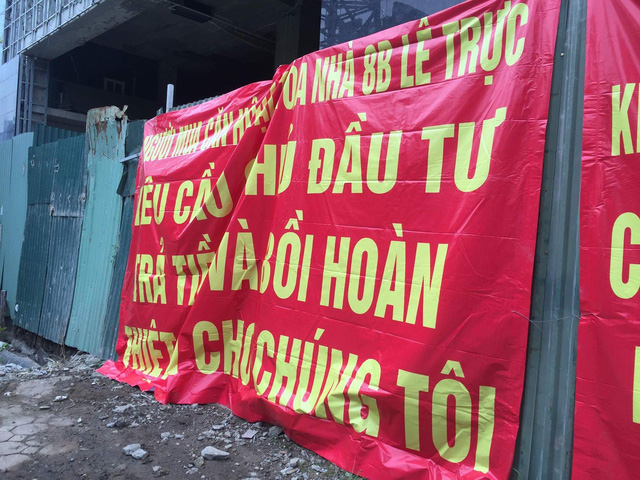 Cư dân cao ốc 8B Lê Trực lại tiếp tục đòi nhà - Ảnh 2. Cư dân cao ốc 8B Lê Trực lại tiếp tục đòi nhà - Ảnh 2.