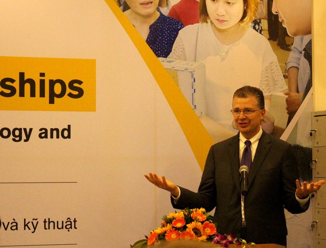 Tân đại sứ Hoa Kỳ tại Việt Nam thăm Đại học Đà Nẵng - Ảnh 2. Tân đại sứ Hoa Kỳ tại Việt Nam thăm Đại học Đà Nẵng - Ảnh 2.