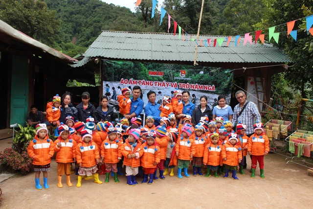 Mang áo ấm mùa đông tới thầy trò vùng cao Lai Châu - Ảnh 1. Mang áo ấm mùa đông tới thầy trò vùng cao Lai Châu - Ảnh 1.