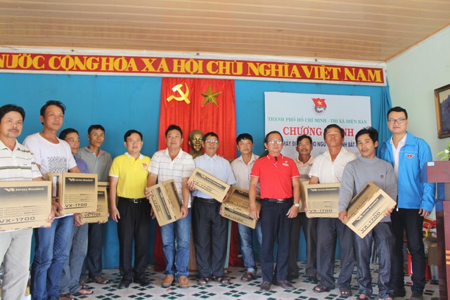 Thành đoàn TP.HCM tặng máy định vị cho ngư dân Quảng Nam - Ảnh 3. Thành đoàn TP.HCM tặng máy định vị cho ngư dân Quảng Nam - Ảnh 3.