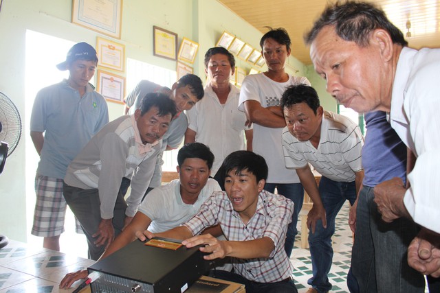 Thành đoàn TP.HCM tặng máy định vị cho ngư dân Quảng Nam - Ảnh 4. Thành đoàn TP.HCM tặng máy định vị cho ngư dân Quảng Nam - Ảnh 4.