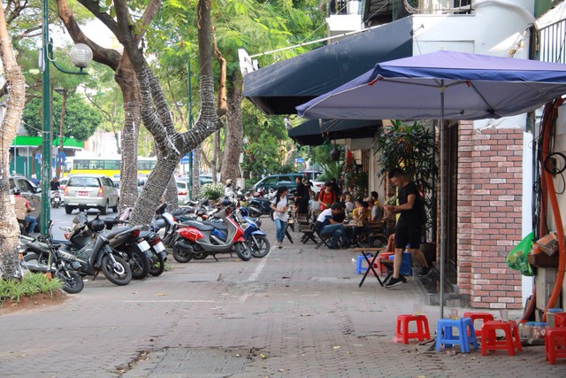 Hà Nội đề xuất phạt nguội người lấn chiếm vỉa hè - Ảnh 1. Hà Nội đề xuất phạt nguội người lấn chiếm vỉa hè - Ảnh 1.