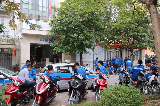 Hàng trăm tài xế taxi Ba Sao đình công - Ảnh 2. Hàng trăm tài xế taxi Ba Sao đình công - Ảnh 2.
