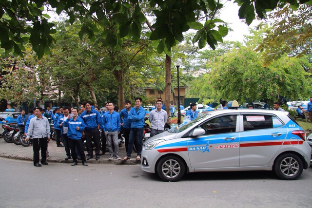 Hàng trăm tài xế taxi Ba Sao đình công - Ảnh 1. Hàng trăm tài xế taxi Ba Sao đình công - Ảnh 1.