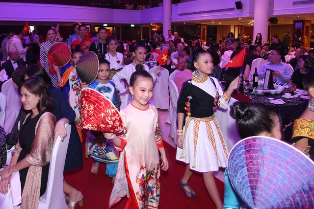 Hoàng tử Malaysia trao cúp vinh danh cho đạo diễn thời trang Việt Nam - Ảnh 5. Hoàng tử Malaysia trao cúp vinh danh cho đạo diễn thời trang Việt Nam - Ảnh 5.