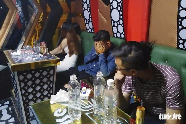 Bắt quả tang 30 thanh niên vào quán karaoke sử dụng ma túy - Ảnh 1. Bắt quả tang 30 thanh niên vào quán karaoke sử dụng ma túy - Ảnh 1.