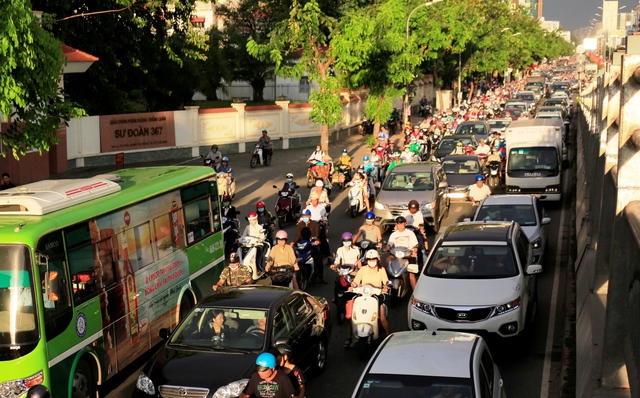 Tiếp tục thí điểm phân luồng đường Cộng Hòa 1 tháng - Ảnh 4. Tiếp tục thí điểm phân luồng đường Cộng Hòa 1 tháng - Ảnh 4.