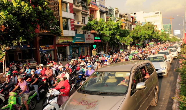 Tiếp tục thí điểm phân luồng đường Cộng Hòa 1 tháng - Ảnh 7. Tiếp tục thí điểm phân luồng đường Cộng Hòa 1 tháng - Ảnh 7.