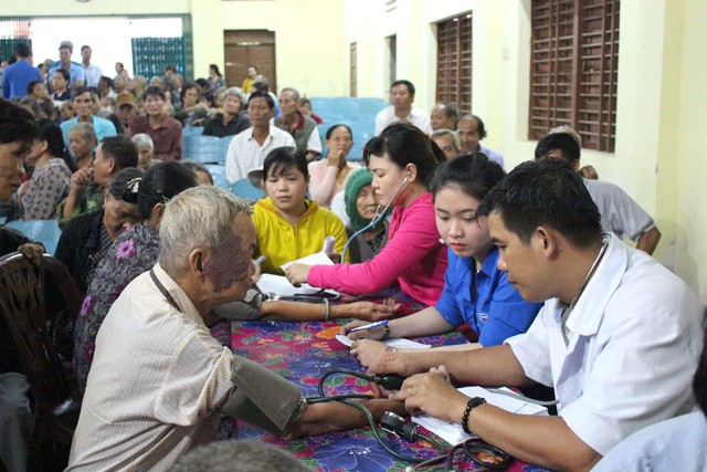 Thành đoàn cứu trợ tại vùng bão, lũ Phú Yên và Khánh Hòa - Ảnh 1. Thành đoàn cứu trợ tại vùng bão, lũ Phú Yên và Khánh Hòa - Ảnh 1.