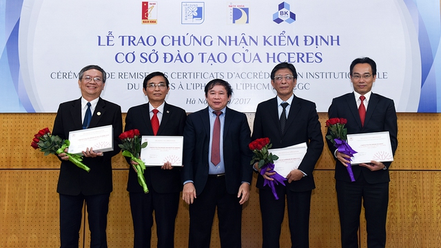 4 trường ĐH đầu tiên nhận chứng nhận kiểm định quốc tế - Ảnh 1. 4 trường ĐH đầu tiên nhận chứng nhận kiểm định quốc tế - Ảnh 1.