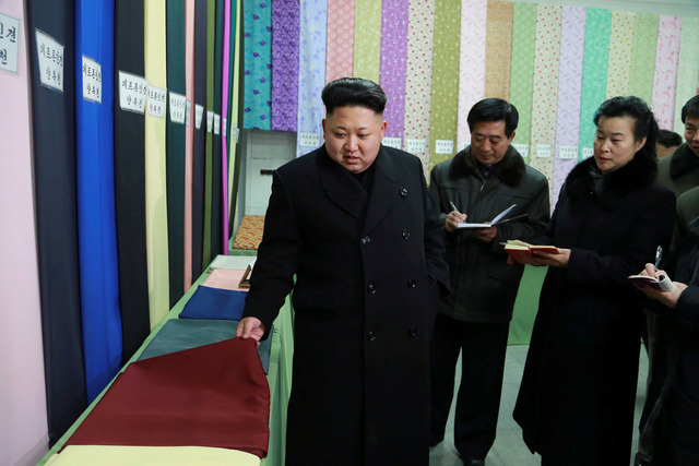 Nhà lãnh đạo Triều Tiên Kim Jong Un tới thăm Nhà máy dệt Kim Jong Suk ở Bình Nhưỡng. Ảnh: Reuters/KCNA