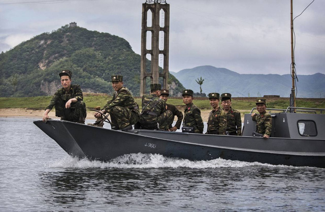 Triều Tiên âm thầm chế tạo tàu ngầm hạt nhân - Ảnh 1.