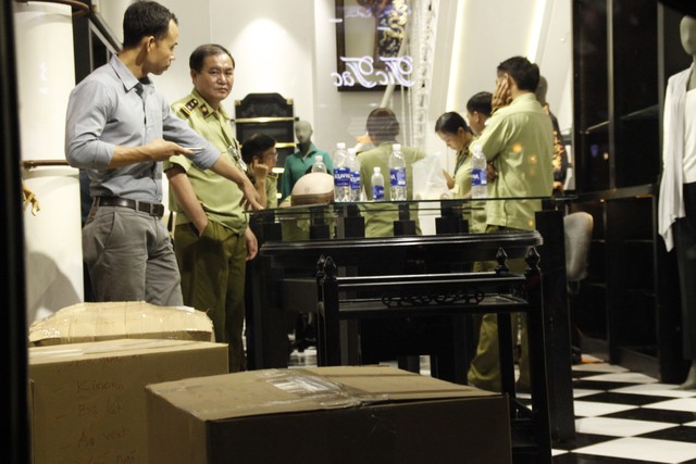 Tạm giữ hơn 1.000 sản phẩm tại cửa hàng Khaisilk ở TP.HCM - Ảnh 2. Tạm giữ hơn 1.000 sản phẩm tại cửa hàng Khaisilk ở TP.HCM - Ảnh 2.