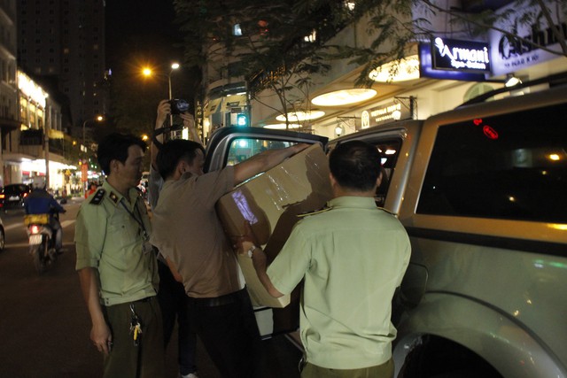 Tạm giữ hơn 1.000 sản phẩm tại cửa hàng Khaisilk ở TP.HCM - Ảnh 3. Tạm giữ hơn 1.000 sản phẩm tại cửa hàng Khaisilk ở TP.HCM - Ảnh 3.