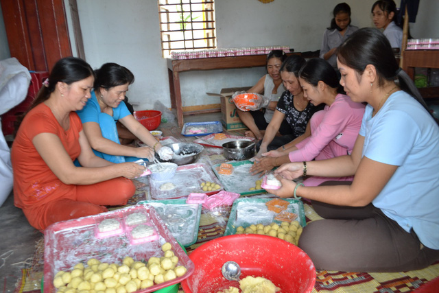 Thầy cô làm bánh trung thu tặng trò - Ảnh 1.