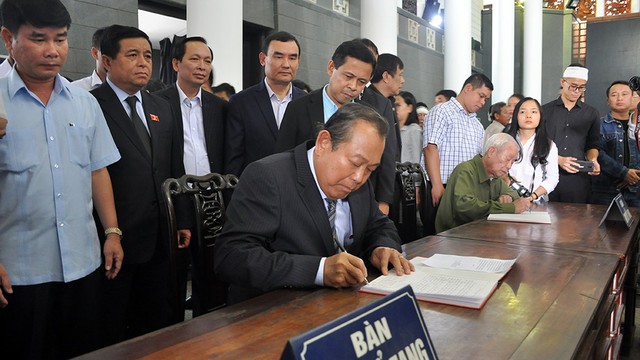 Hai Phó thủ tướng tiễn đưa người phụ nữ hiến hơn 5.000 lượng vàng - Ảnh 2. Hai Phó thủ tướng tiễn đưa người phụ nữ hiến hơn 5.000 lượng vàng - Ảnh 2.