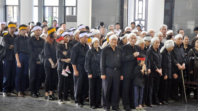 Hai Phó thủ tướng tiễn đưa người phụ nữ hiến hơn 5.000 lượng vàng - Ảnh 6. Hai Phó thủ tướng tiễn đưa người phụ nữ hiến hơn 5.000 lượng vàng - Ảnh 6.