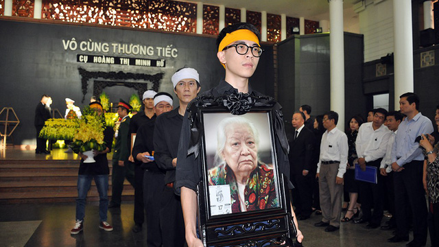 Hai Phó thủ tướng tiễn đưa người phụ nữ hiến hơn 5.000 lượng vàng - Ảnh 7. Hai Phó thủ tướng tiễn đưa người phụ nữ hiến hơn 5.000 lượng vàng - Ảnh 7.