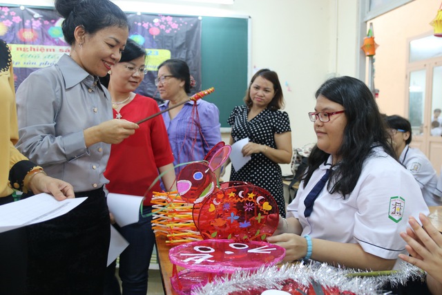 Học trò làm lồng đèn tặng trẻ khuyết tật - Ảnh 1. Học trò làm lồng đèn tặng trẻ khuyết tật - Ảnh 1.
