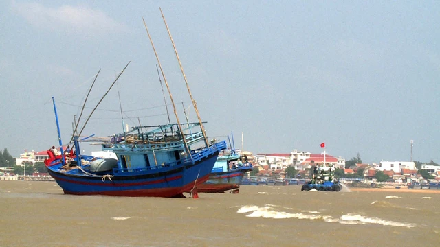 3 tàu cá mắc cạn, một ngư dân mất tích ở cửa biển Đà Diễn - Ảnh 1. 3 tàu cá mắc cạn, một ngư dân mất tích ở cửa biển Đà Diễn - Ảnh 1.