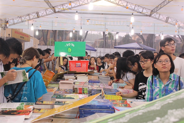 Mưa lớn bất ngờ, người mua sách nháo nhào tìm chỗ trú - Ảnh 2. Mưa lớn bất ngờ, người mua sách nháo nhào tìm chỗ trú - Ảnh 2.