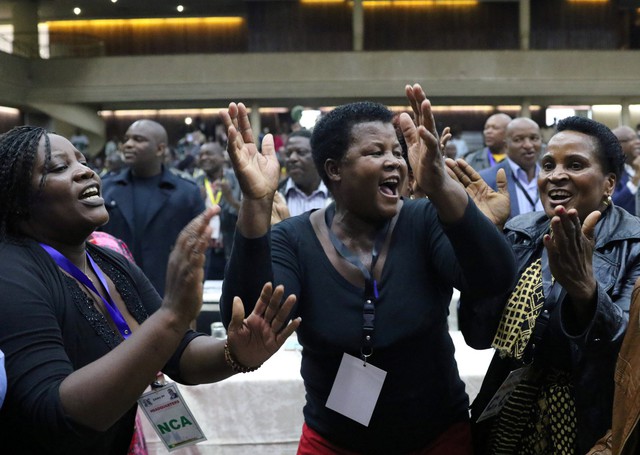 Tổng thống Mugabe bị phế truất chức chủ tịch đảng - Ảnh 1. Tổng thống Mugabe bị phế truất chức chủ tịch đảng - Ảnh 1.