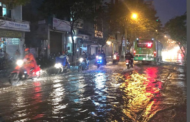 Mưa cộng triều cường gây ngập khu trung tâm Sài Gòn - Ảnh 2. Mưa cộng triều cường gây ngập khu trung tâm Sài Gòn - Ảnh 2.