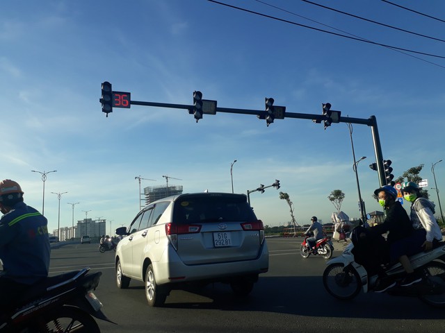 Mong mỏi đèn giao thông hoạt động sớm hơn - Ảnh 4. Mong mỏi đèn giao thông hoạt động sớm hơn - Ảnh 4.