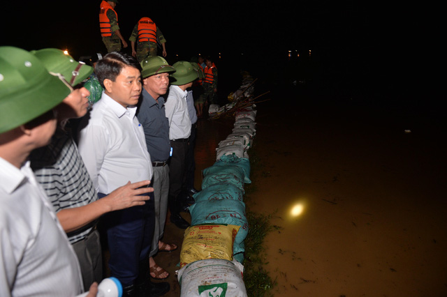 Chủ tịch Hà Nội đi kiểm tra phòng lũ trong đêm - Ảnh 1. Chủ tịch Hà Nội đi kiểm tra phòng lũ trong đêm - Ảnh 1.