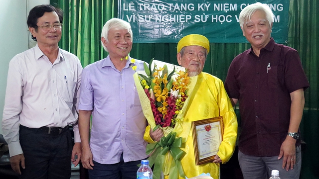 Hội Sử học Việt Nam vinh danh nhà nghiên cứu Nguyễn Đình Tư - Ảnh 1. Hội Sử học Việt Nam vinh danh nhà nghiên cứu Nguyễn Đình Tư - Ảnh 1.