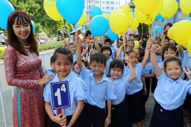 Những trường đầu tiên ở TP.HCM khai giảng năm học mới - Ảnh 2.