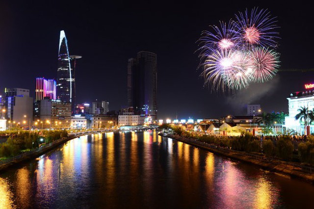 TP.HCM xin bắn pháo hoa Tết dương lịch và Tết Nguyên đán 2018 - Ảnh 1. TP.HCM xin bắn pháo hoa Tết dương lịch và Tết Nguyên đán 2018 - Ảnh 1.