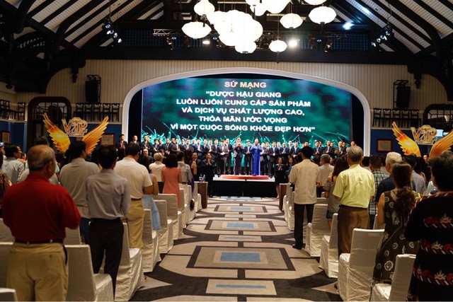 Dược Hậu Giang tổ chức Lễ tôn vinh khách hàng VIP 2017 - Ảnh 2. Dược Hậu Giang tổ chức Lễ tôn vinh khách hàng VIP 2017 - Ảnh 2.