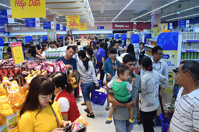Co.opmart Chu Văn An tấp nập khách mua hàng khuyến mãi - Ảnh 2. Co.opmart Chu Văn An tấp nập khách mua hàng khuyến mãi - Ảnh 2.