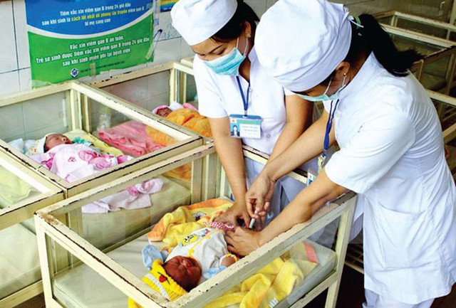 Tiêm chủng vắcxin viêm gan B liều sơ sinh để đảm bảo miễn dịch tốt - Ảnh 1. Tiêm chủng vắcxin viêm gan B liều sơ sinh để đảm bảo miễn dịch tốt - Ảnh 1.